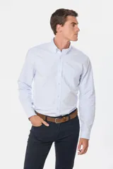 Camisa de manga larga color rosa claro, con cuello abotonado, bolsillo en el pecho y corte clásico.