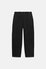 Pantalón de algodón negro con tiro medio, cintura elástica, pierna recta y grandes bolsillos laterales aplicados.