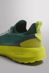 Zapatilla deportiva de correr color caqui, con capellada de tejido de punto transpirable y ajuste con cordones. Cuenta con refuerzos Shield Protect Max en puntera y talón, tirador trasero, plantilla OrthoLite® y entresuela Spume Foam V3.