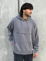 Canguro gris con capucha ajustable con cordones, bolsillo tipo canguro y logo estampado en el pecho.