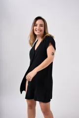 Camisa corta color celeste con botones frontales y cuello en V.