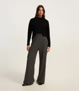 Pantalón recto de cintura alta, color gris oscuro, con textura acanalada y felpado.