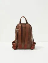 Mochila de cuero sintético con textura croco color marrón chocolate, con cierre principal y bolsillo frontal con cierre. Cuenta con tirantes ajustables y asa superior.