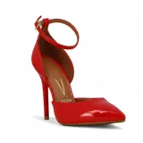 Zapato de tacón alto Vizzano, color rojo charol, con punta fina, taco aguja y tira ajustable en el tobillo con hebilla dorada.