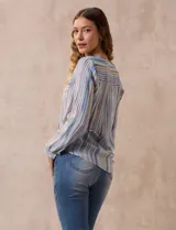 Blusa estampada de Zac & Rachel con cuello a la base, escote en V y botones. Tiene un bolsillo aplicado en la parte delantera, mangas largas regulables con presilla y botón, y terminación anudada opcional.