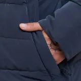 Campera parka acolchada de color gris oscuro, con cierre frontal completo, capucha ajustable y bolsillos laterales. Presenta un diseño funcional con estructura resistente y logo de la marca en el pecho.