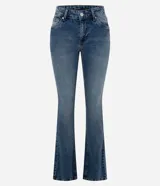 Pantalón de jean modelo bootcut con tiro bajo, ajuste en caderas y apertura sutil desde la rodilla. Cuenta con bolsillos funcionales, pasantes para cinturón y cierre frontal con botón.