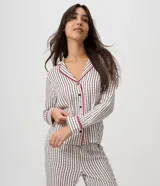 Pijama largo Lov de dos piezas confeccionado en viscosa, con estampado de rayas verticales y pequeños corazones. La parte superior es una camisa de mangas largas, cuello solapa y cierre frontal con botones y vivos a contraste. El pantalón cuenta con cintura elástica y diseño recto.