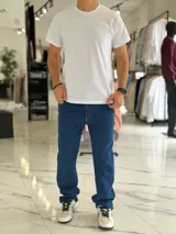 Pantalón de jean azul de corte recto y clásico, con bolsillos laterales y traseros.
