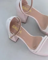 Sandalias de fiesta color rosa pastel, con plataforma y tacón cuadrado.