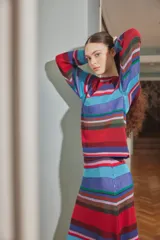 Sweater de punto con diseño de rayas horizontales multicolores, cuello redondo y manga larga.