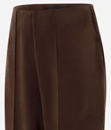 Pantalón de corte recto y cintura alta, confeccionado en una mezcla de poliéster, viscosa y elastano. Presenta una caída fluida y un acabado liso, ideal para un estilo sofisticado y cómodo.