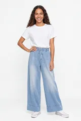 Jean de corte wide leg, tiro alto, color celeste con efecto deslavado. Cuenta con cintura elastizada con cordón ajustable y pinzas frontales.