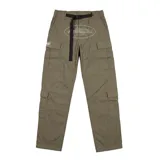 Pantalón cargo verde militar de la marca Corteiz, con múltiples bolsillos laterales, cintura elástica con cinturón incorporado de ajuste rápido y estampado gráfico frontal.