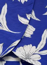 Falda midi tipo pareo con diseño recto, tiro medio y cintura elástica. Presenta un estampado floral en tonos azul y blanco, con un detalle de nudo lateral.