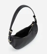 Bolso baguette en formato media luna, con correa de hombro ajustable mediante detalles metálicos y cierre superior por cremallera. Diseño minimalista con acabado liso.