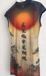 Vestido corto de microtúl transparente, con estampado de paisaje asiático al atardecer, tipografía oriental vertical, mangas cortas y cuello redondo.