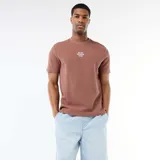 Camiseta de manga corta confeccionada en tejido de piqué de algodón, color marrón, con cuello redondo y pequeño estampado tipográfico en el pecho.