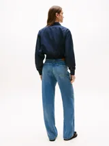 Campera tipo bomber de corte cropped y calce amplio en color azul marino. Cuenta con acabado repelente al agua, aislamiento térmico y relleno ligero. Presenta cuello estilo béisbol, cierre frontal de cremallera, dos bolsillos delanteros ribeteados y terminaciones en punto canalé en cuello, puños y bajo. Incluye el logo de Tommy Hilfiger bordado en el pecho.