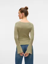 Top de punto acanalado con cuello bote y mangas largas. Confeccionado en una mezcla de viscosa y poliéster, presenta un diseño ajustado y textura suave.