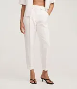Pantalón de sastrería corte carrot, color blanco, con cintura alta, pliegues frontales y bajo con dobladillo italiano.