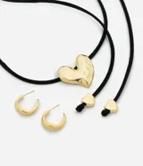 Conjunto de bijouterie compuesto por un collar de cordón negro con dije central de corazón metálico y terminaciones en forma de corazón, acompañado por un par de aros tipo argolla pequeña de metal dorado.