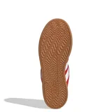 Championes Adidas Grand Court Alpha, color rojo con detalles en blanco, con las tres tiras características de la marca en los laterales y suela de goma color crema.