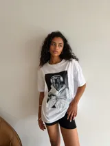 Remeron de algodón color blanco, con corte oversize y estampa frontal fotográfica en blanco y negro de un oso con auriculares y una taza de café.