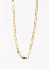 Cadena dorada de acero quirúrgico con eslabones rectangulares unidos por eslabones ovalados.