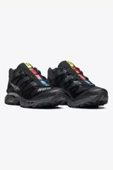 Championes Salomon modelo XT-4, diseñados para trail running, en color negro con detalles técnicos en la estructura y suela de alto agarre.