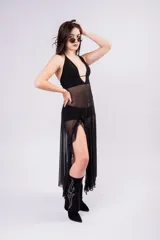 Vestido largo de tul color marrón con diseño de top halter y falda con volados laterales. Presenta una estructura de malla semitransparente que aporta movimiento y elegancia.