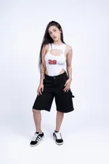 Body negro con recorte en el pecho y estampado del número 28 en rosa. Short negro de jean con bolsillos.