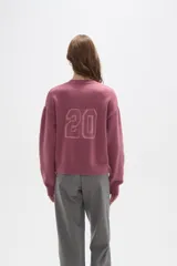 Sweater de tejido jacquard color azul marino, con cuello redondo y diseño holgado. Presenta franjas laterales en color gris claro a lo largo de las mangas largas.