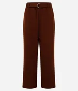 Pantalón de corte recto confeccionado en mezcla de viscosa, poliéster y elastano. Presenta un diseño de tiro medio con cinturón ajustable con hebilla metálica y bolsillos laterales.