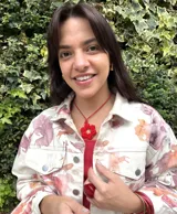 Collar corto con dije de flor tramada en color rojo y tiento de gamuza al tono.