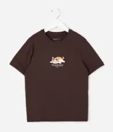Remera de algodón manga corta, color marrón chocolate, con cuello redondo y estampado frontal de un gato con lentes de sol y la frase 'low social battery'.