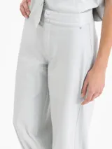 Pantalón Frey de cuero ovino color negro, con frunces en el puño de la botamanga que aportan volumen. Tiene cintura doble con pespunte y botones forrados en cuero.