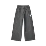 Jean de corte ultra baggy color negro con efecto lavado. Presenta un diseño de estrella grande bordada en el bolsillo trasero y costuras reforzadas.