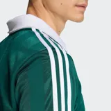 Camiseta Adidas Originals Archive de corte clásico, color verde con rayas verticales sutiles, cuello polo y escote en V blancos. Presenta mangas corta con las clásicas tres tiras blancas en los hombros, el logo del trifolio y la inscripción "adidas" en el centro del pecho en color blanco.