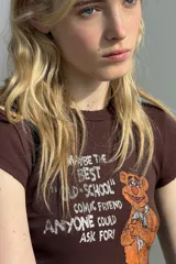 Camiseta slim fit de manga corta y cuello redondo, color marrón, con estampado frontal de Fozzie Bear de The Muppets y la frase "Maybe the best 'old-school' comic friend anyone could ask for!".