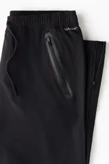 Jogging deportivo negro de corte estándar, confeccionado en punto funcional con tecnología DryMove™ que absorbe el sudor. Presenta cintura elástica con cordón de ajuste, bolsillos al bies con cierre y bajos ajustados con cierre y elástico.