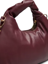 Cartera pequeña de mano con diseño estructurado y manija superior fruncida. Presenta cierre superior con cremallera metálica y forro interior con bolsillo con cierre.