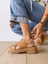 Sandalias de cuero color camel con tiras cruzadas y plataforma con suela track.