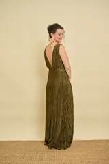 Vestido largo color verde militar de tela plisada, con escote en V pronunciado, sin mangas y falda evasé.