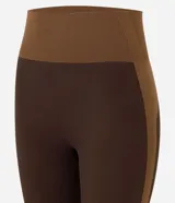 Pantalón legging deportivo Get Over de tiro alto, confeccionado en microfibra seamless de color marrón con detalles laterales en tono tostado y cintura ancha acanalada.