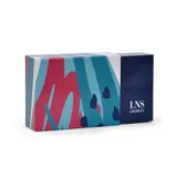 Billetera larga de cuerina color celeste con efecto desgastado, solapa con broche a presión y placa metálica con la marca grabada. Cuenta con compartimento posterior con cierre metálico.