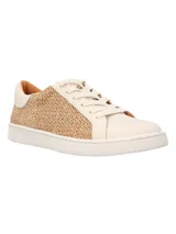 Zapatillas urbanas Hush Puppies modelo Merano, combinan cuero sintético color crema con paneles laterales de tejido tipo rafia. Presentan suela de goma blanca con tecnología Flex para mayor comodidad y cordones al tono.