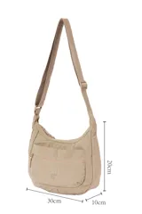 Bandolera de nailon color negro, con cierre frontal y correa ajustable.