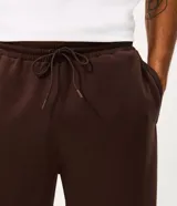 Pantalón jogger marrón, con cintura elástica y puños ajustados en los tobillos.