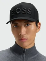 Gorra de sarga azul marino con logo BOSS bordado en relieve en el frente.
